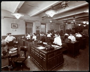Interieur van vrouwen bij dicteermachines bij de New York Edison Co. op 55 Duane Street, New York, 1905